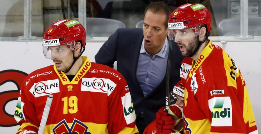 Philipp Wetzel (r.) mit dem damaligen Biel-Trainer Antti Törmänen und Fabian Sutter (l.) im Dezember 2017.