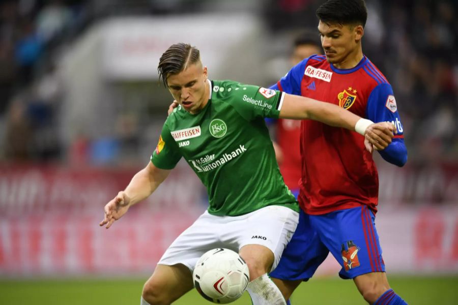 Ermedin Demirovic (FC St.Gallen) im Zweikampf mit Raoul Petretta (FC  Basel).