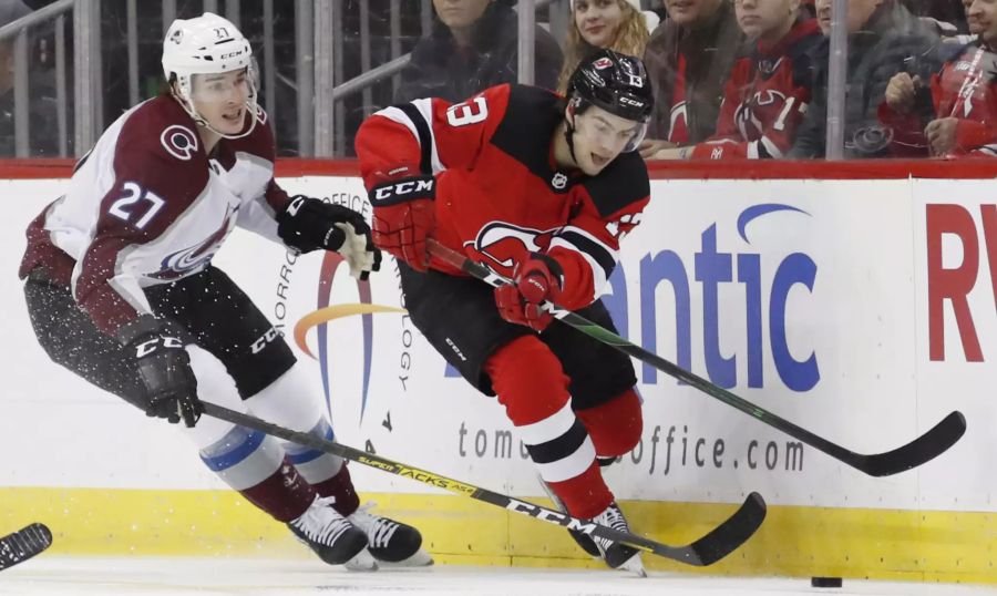 Nico Hischier (r.) fehlt den Devils weiterhin wegen einer Knieverletzung.