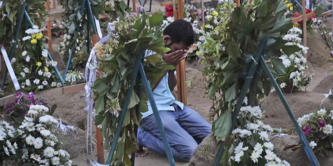 Angehörige trauern um die Opfer der Anschläge in Sri Lanka, die an Ostern 2019 ausgeübt wurden. Ostern