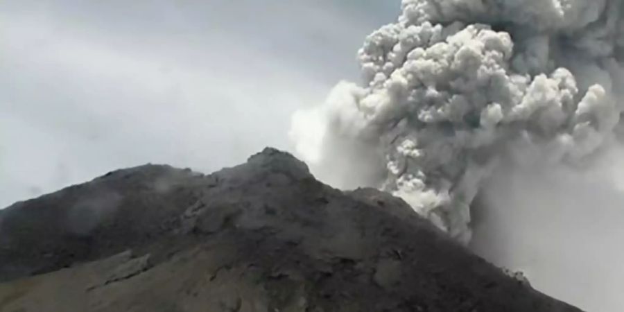 Indonesischer Vulkan Merapi speit Asche