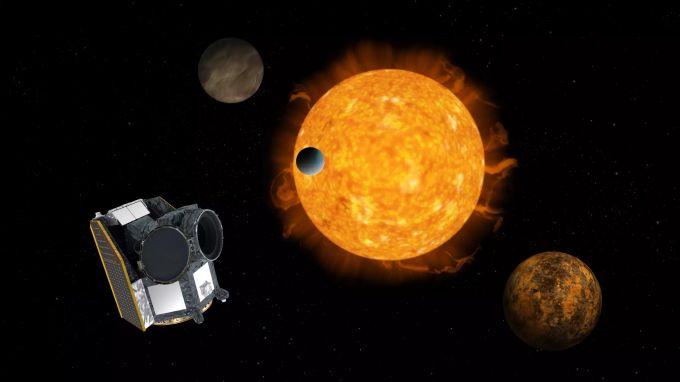 Eine undatierte grafische Darstellung zeigt das Cheops-Telekop (l.) neben einem Exoplanetensystem im Weltall. Cheops-Mission