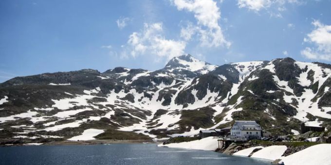 Das Hotel Grimsel Passhöhe wurde 2018 mithilfe der Schweizer Berghilfe wiedereröffnet. schweizer berghilfe