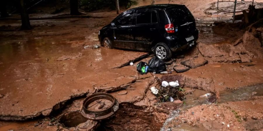 Ein von den Fluten mitgerissener Wagen in Belo Horizonte