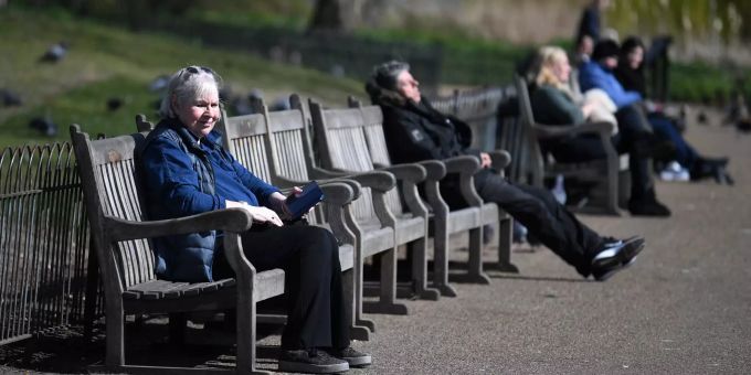 Menschen distanzieren sich im St Jame's Park in London selbst. Seit Montagabend sind Gruppen von mehr als zwei Personen in der Öffentlichkeit verboten. Coronavirus crisis in Britain