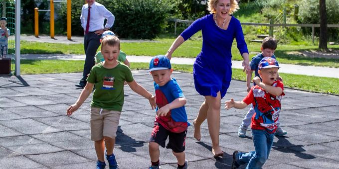 Der Berner Stadtrat muss festlegen, wie sehr er Familien unterstützen will, die ihre Kinder in Kindertagesstätten schicken. (Symbolbild) kita bern