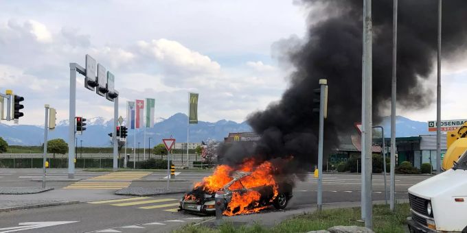 Das fast 50-jährige Auto brannte komplett aus. Das fast 50-jährige Auto brannte komplett aus.