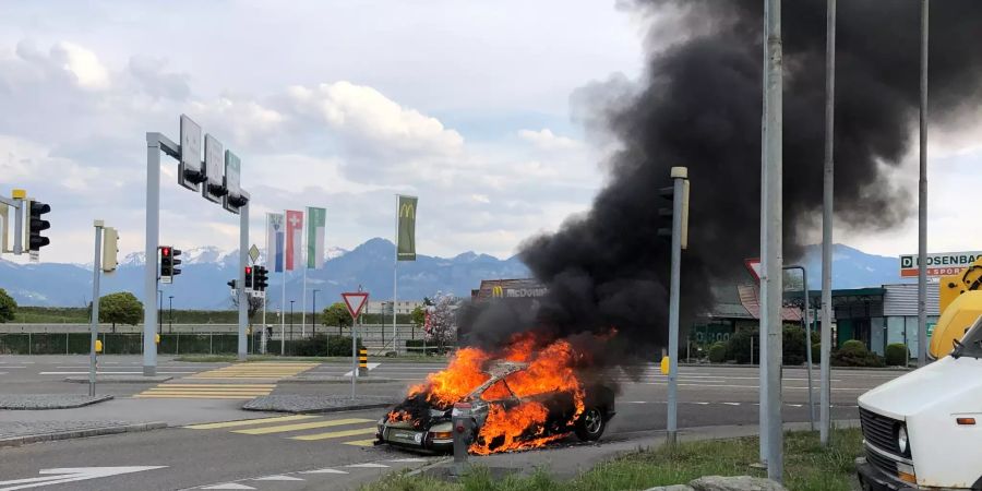 Das fast 50-jährige Auto brannte komplett aus.