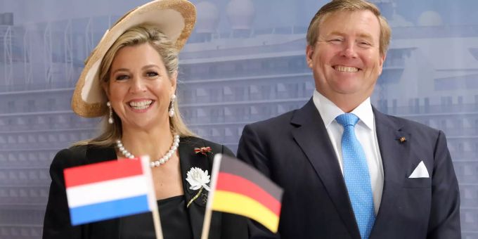 Königin Máxima der Niederlande studierte Wirtschatfswissenschaften und arbeitete in diversen Banken in New York. Coronavirus - Niederländisches Königspaar