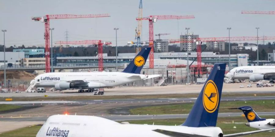 Die Zahl der Flugbewegungen am Frankfurter Flughafen sank in der 13. Kalenderwoche im Vergleich zum Vorjahr um 81 Prozent auf 1836. Foto: Andreas Arnold/dpa