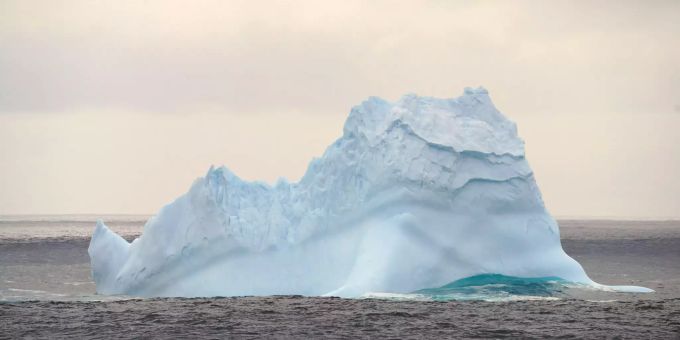 Ein Eisberg im südlichen Ozean, während der chinesische Eisbrecher «Xuelong 2» vorbeifährt. Aussergewöhnliche Wärme in der Antarktis hat Forscher aus Australien Alarm schlagen lassen. polarkreis 34 grad