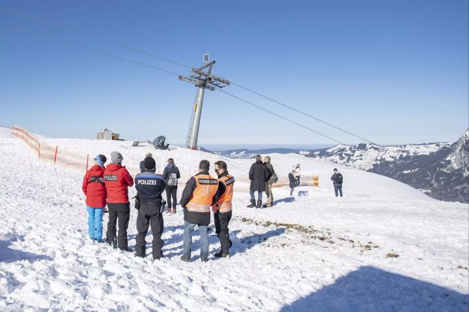 Vier Helikopter brachten die Verletzten nach dem Unfall auf dem Fronalpstock in Spezialkliniken. Fronalpstock Stoos Sessellift