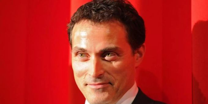 Der britische Schauspieler Rufus Sewell soll den Vater der Rock'n'Roll-Legende Elvis Presley spielen. elvis presley