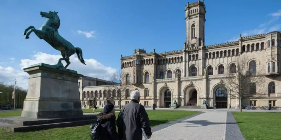 Wer in Niedersachsen oder Bremen studiert, muss für die Semesterbeiträge immer tiefer in die Tasche greifen. Foto: picture alliance / Silas Stein/dpa