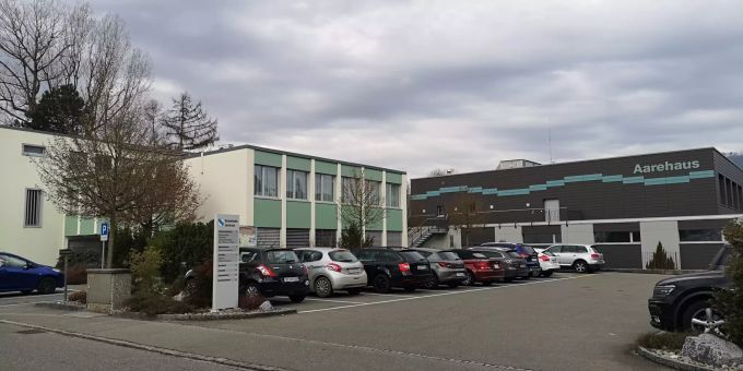 Gemeindehaus (links) und das Aarehaus in Rupperswil. Gemeindehaus (links) und das Aarehaus in Rupperswil.