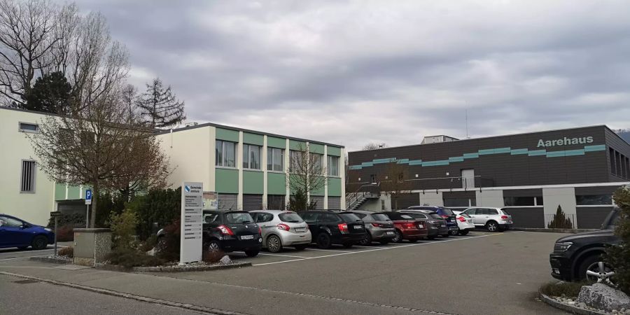 Gemeindehaus (links) und das Aarehaus in Rupperswil.