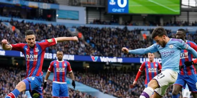 Manchesters Silva (2.v.r) beim Torabschuss - City kam bei Crystal Palace nur zu einem Remis und büsste erneut Punkte ein. Foto: Andrew Yates/CSM via ZUMA Wire/dpa Manchesters Silva (2.v.r) beim Torabschuss - City kam bei Crystal Palace nur zu einem Remis und büsste erneut Punkte ein. Foto: Andrew Yates/CSM via ZUMA Wire/dpa