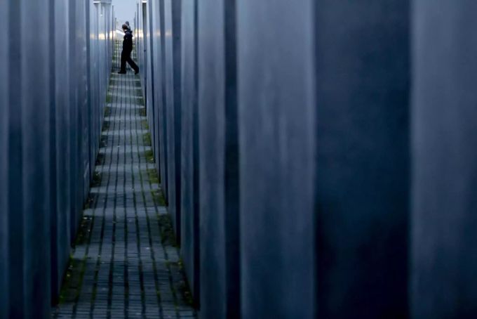 Ein Mann geht durch das Holocaust-Mahnmal in Berlin. (Archivbild) holocaust-mahnmal