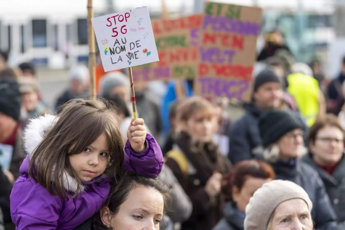 Protestierende gehen in Genf gegen 5G-Mobilfunknetze auf die Strassen. Anti 5G Protest