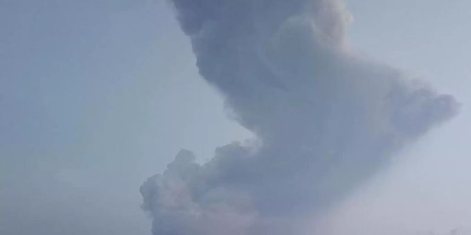 Der Vulkan Merapi spuckt Asche. Foto: Slamet Riyadi/AP/dpa Der Vulkan Merapi spuckt Asche. Foto: Slamet Riyadi/AP/dpa