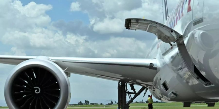 Ein Flugzeug am Flughafen von Nairobi