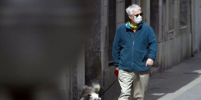 Mann in Barcelona führt seinen Hund aus Mann in Barcelona führt seinen Hund aus