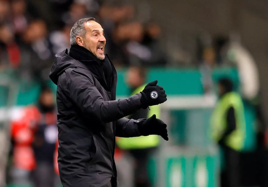 Frankfurt-Trainer Adi Hütter gibt an der Seitenlinie Anweisungen.