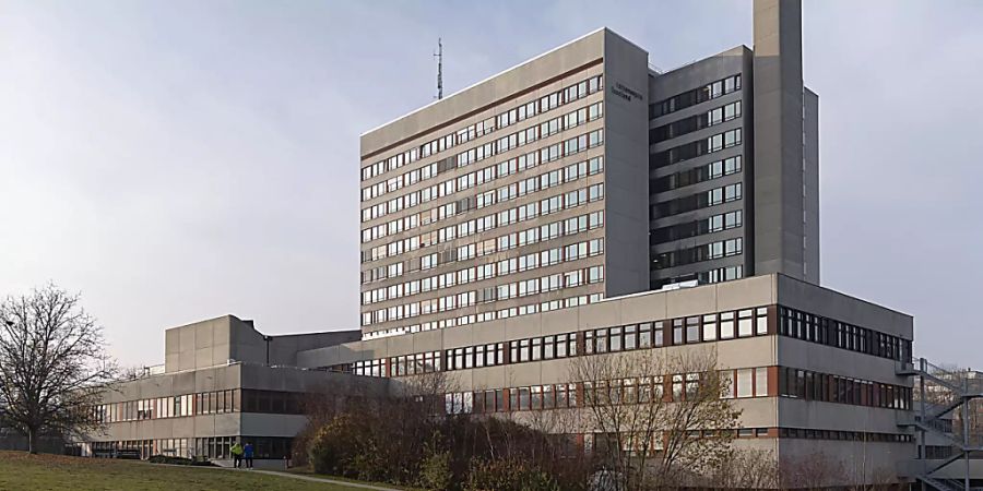 Ein 54-jähriger Mann ist an den Folgen des Coronavirus am Mittwoch im Baselbieter Bruderholzspital gestorben.