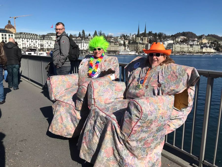 Sogar als Gegenstände kann man sich verkleiden, wie diese Herren an der Luzerner Fasnacht.