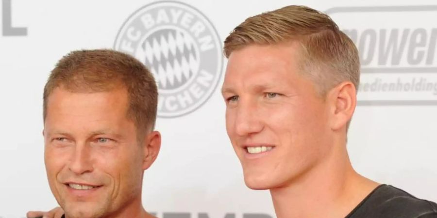 Bastian Schweinsteiger (r) und Schauspieler Til Schweiger machen gemeinsame Sache. Foto: Tobias Hase/dpa