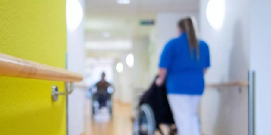 Laut Bericht der WHO fehlen weltweit 5,9 Millionen professionelle Krankenschwestern und Pfleger. Foto: Tom Weller/dpa