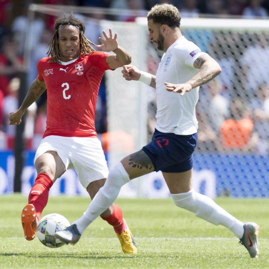 Kyle Walker (r.) kämpft mit dem Schweizer Kevin Mbabu um den Ball.