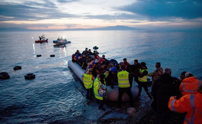 Flüchtlinge kommen in einem Schlauchboot aus der Türkei auf der griechischen Insel Lesbos an. Flüchtlingskrise