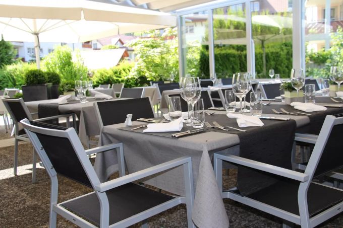Die Terrasse lädt im Sommer zum Verweilen ein. Terrasse Sommer Seeblick