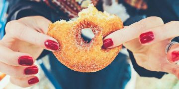hände mit donut