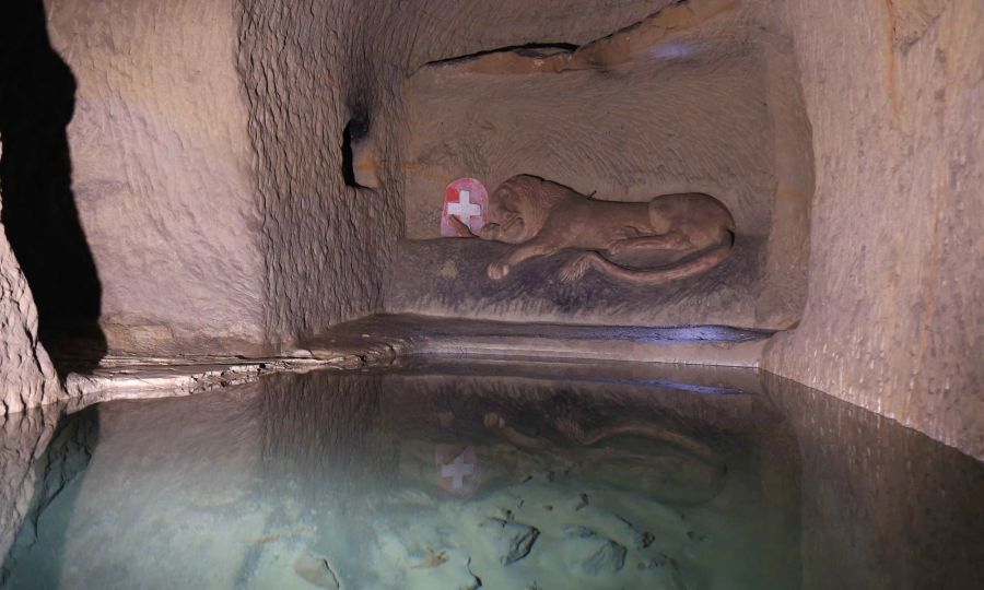 Das Quarzsand-Bergwerk Chrästel liegt am Rand der Gemeinde Buchs im Kanton Zürich. Das Bild zeigt das berühmte Löwendenkmal.