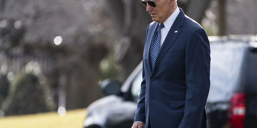 US-Präsident Joe Biden geht auf dem Südrasen des Weissen Hauses. Foto: Evan Vucci/AP