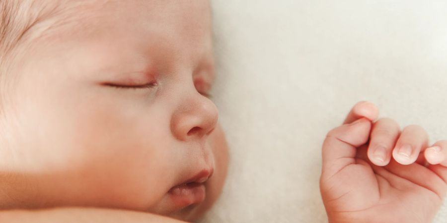 Bei Neugeborenen hängen Schlafphasen und Fütterungszeit zusammen.