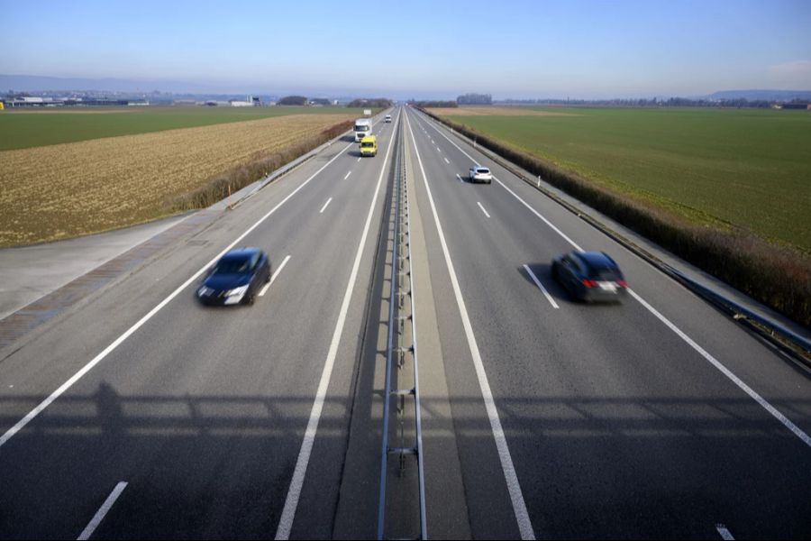 Doch eines Tages sieht sie ihn zufällig auf der Autobahn mit einer jüngeren Frau auf dem Beifahrersitz. (Symbolbild)