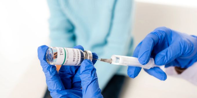 In der Schweiz wird erstmals eine Person wegen eines erlittenen Impfschadens durch ein Corona-Vakzin finanziell entschädigt. arzt ziet impfung auf