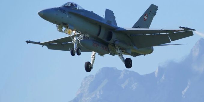 Mit einem F/A-18 flog ein junger Militärpilot 2016 in eine Feldwand am Sustenpass und starb. (Archivibild). FA/18-Unfall