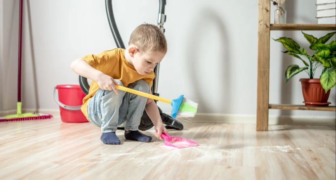 Durch das Erledigen bestimmter Aufgaben lernt das Kind auch, Verantwortung zu übernehmen. Kehren, Kind, Haushalt, Hilfe