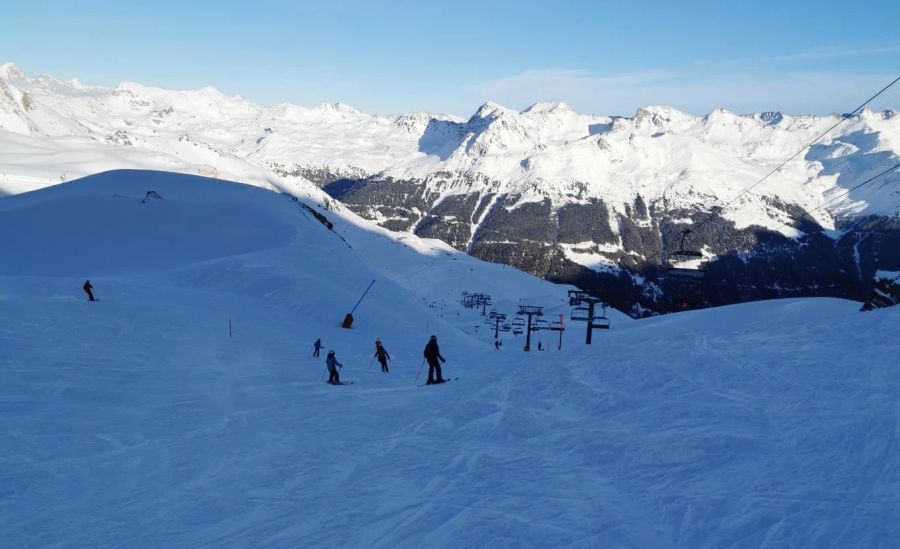 Luca S. geniesst bei Kaiserwetter seine Skiferien in Grimentz.