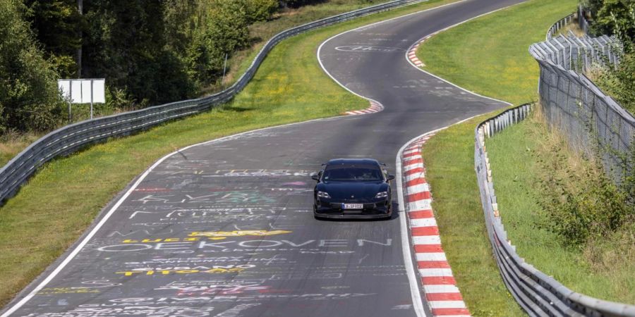 In 7:07,55 Minuten um die Nürburgring-Nordschleife: Das Porsche Taycan-Vorserienauto auf seiner Testfahrt.
