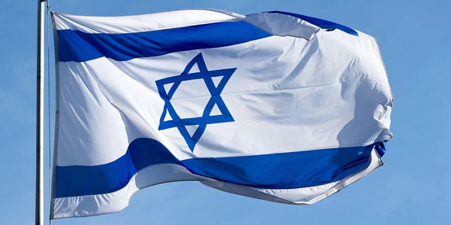 ARCHIV - Die Flagge von Israel weht im Wind. Foto: Sven Hoppe/dpa