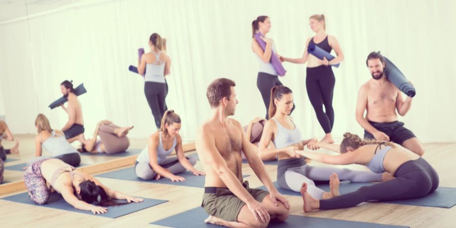 Viele der Hot-Yoga-Posen konzentrieren sich auf die richtige Ausrichtung.