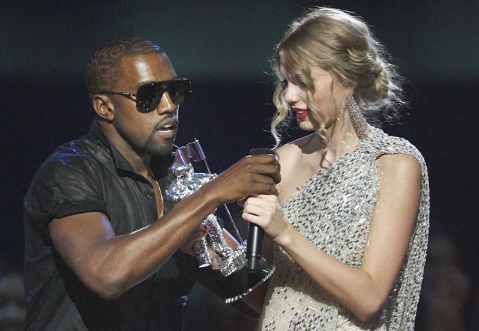 Nach diesem Vorfall soll Taylor Swift Kanye West mit einem bösen Zauber belegt haben, sind einige Schwurblerinnen überzeugt. Taylor Swift