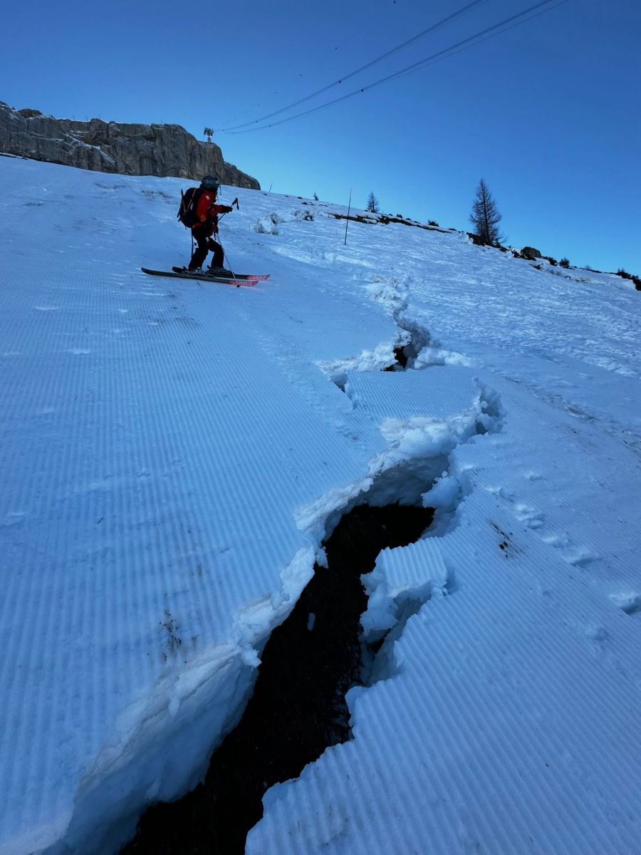 Im Dezember wurde es dann auch noch nass. Solche dicken, feuchten Schneeschichten auf warmem Boden drohen laut dem Experten, «die Hänge hinunterzurutschen.»