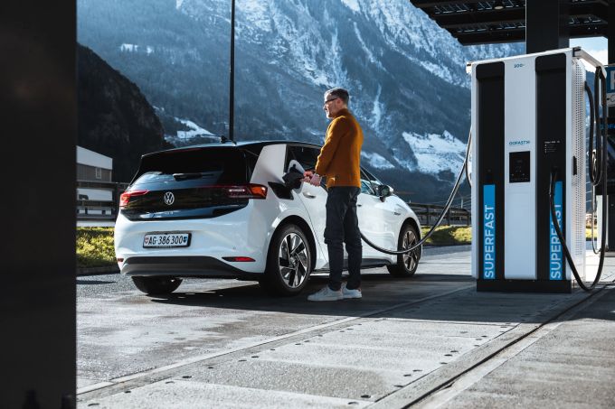 Falls es doch mal kälter werden sollte: Verwende unbedingt die Batterieheizungsfunktion deines Autos, um den Akku vor dem Laden aufzuwärmen. Clyde