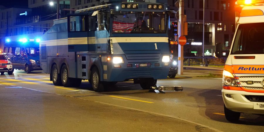 Der E-Scooter liegt vor dem Wasserwerfer - laut der Stapo wurde die Lenkerin bei dem Unfall leicht verletzt.